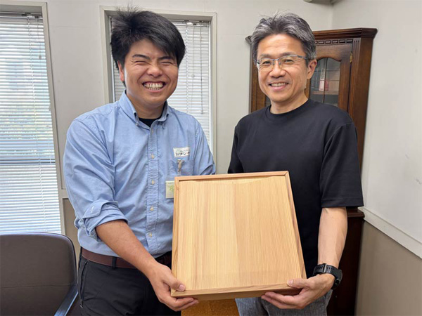 株式会社フジイチ 相佐様（左）と弊社社長 山下（右）